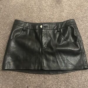 URBAN OUTFITTERS BLACK MINI LEATHER SKIRT⭐️